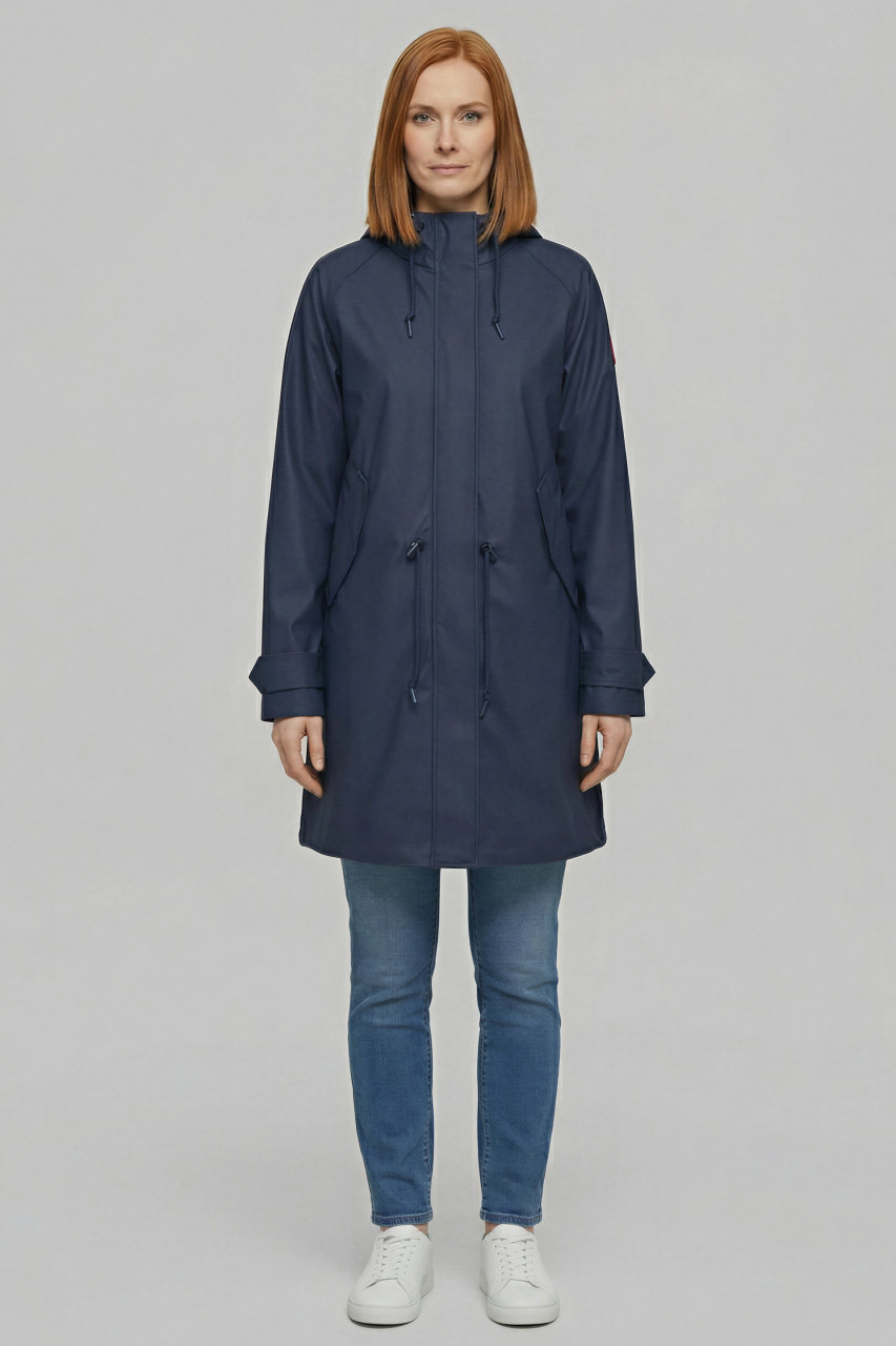 Model trägt Regenjacke blau