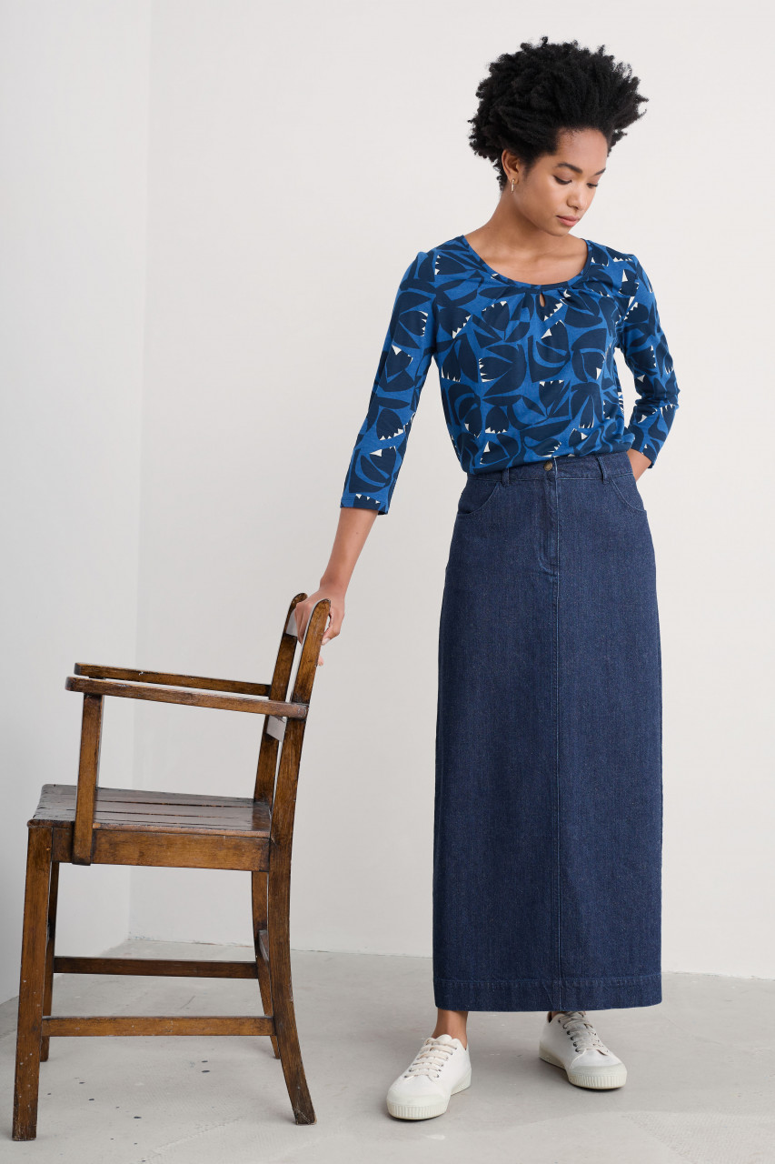 Model trägt ein Shirt blau von Seasalt Cornwall
