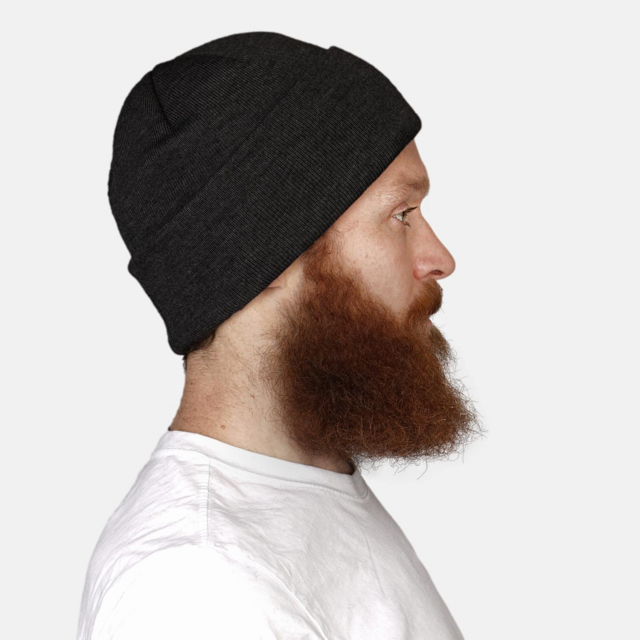 Männliches Model trägt Strickmütze Anthrazit Feinstrick Merino von Hanseheld