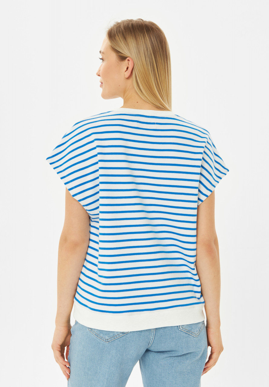 Weibliches Model trägt T-Shirt weiß blau gestreift - Rückansicht