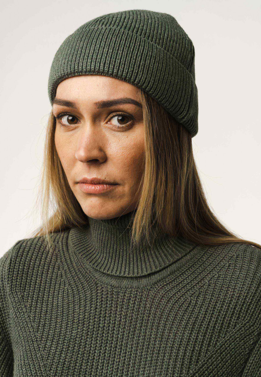Weibliches Model trägt grünen Strickmütze