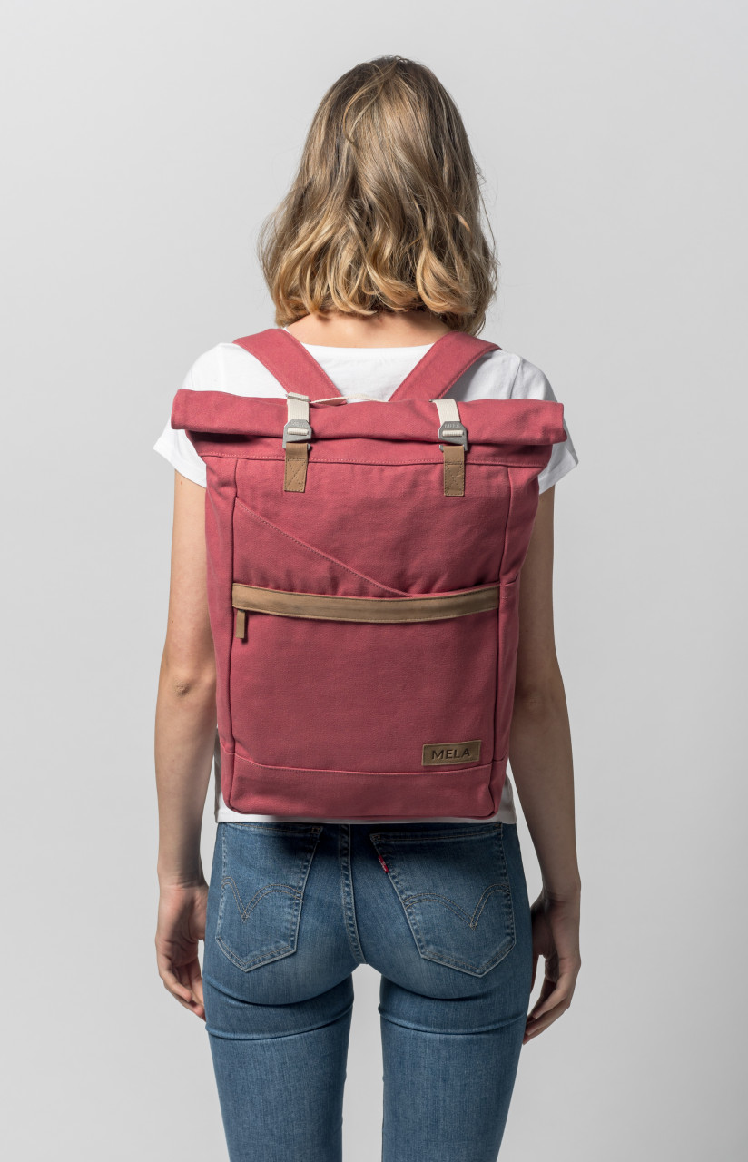 Weibliches Model trägt Rucksack rosa - Rückansicht