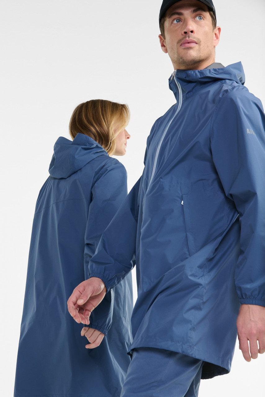 Model trägt eine Regenjacke blau von Aigle - Seitenansicht