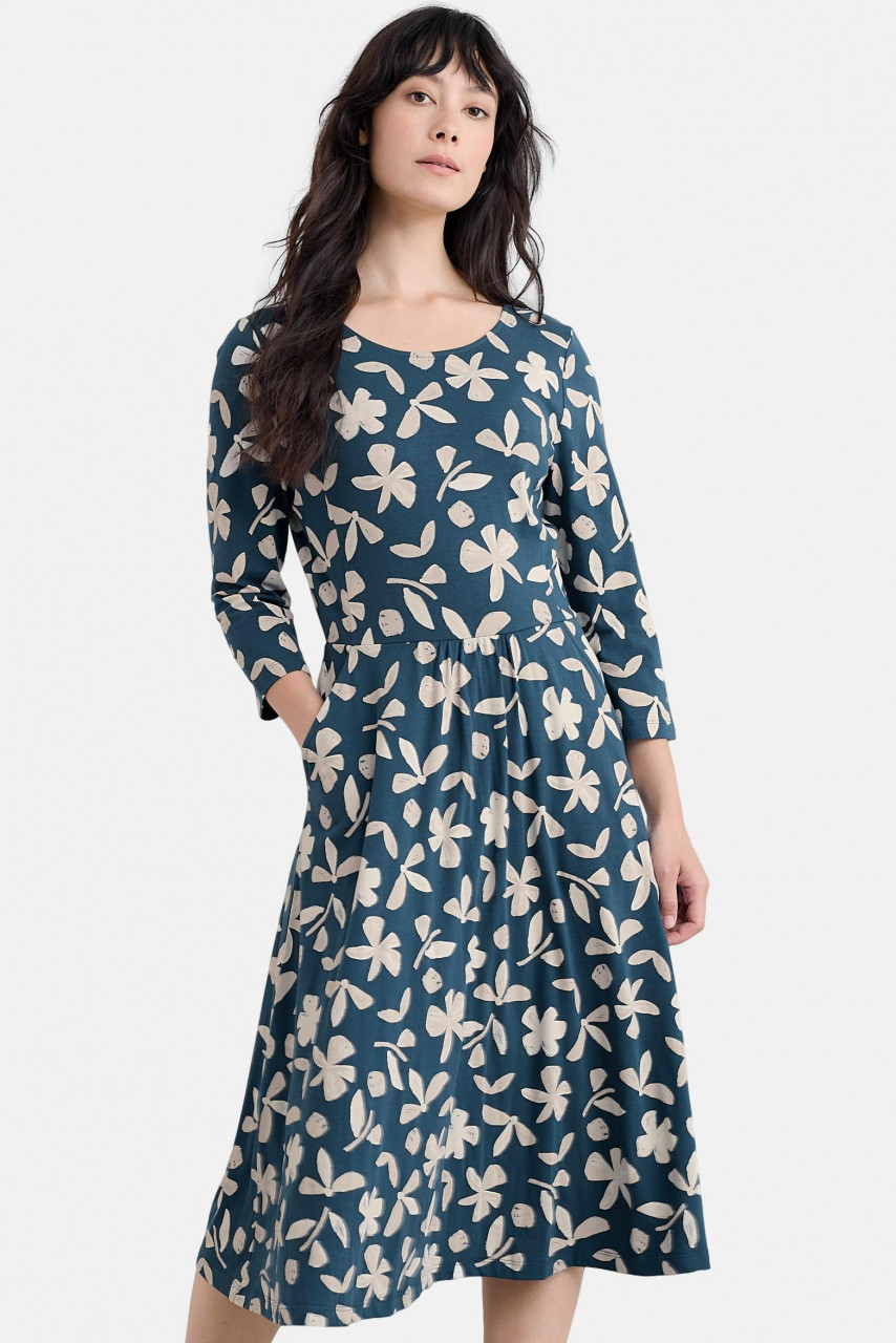 Model trägt Kleid Petrol Beige Blätter und Blüten April Dress Organic von Seasalt Cornwall