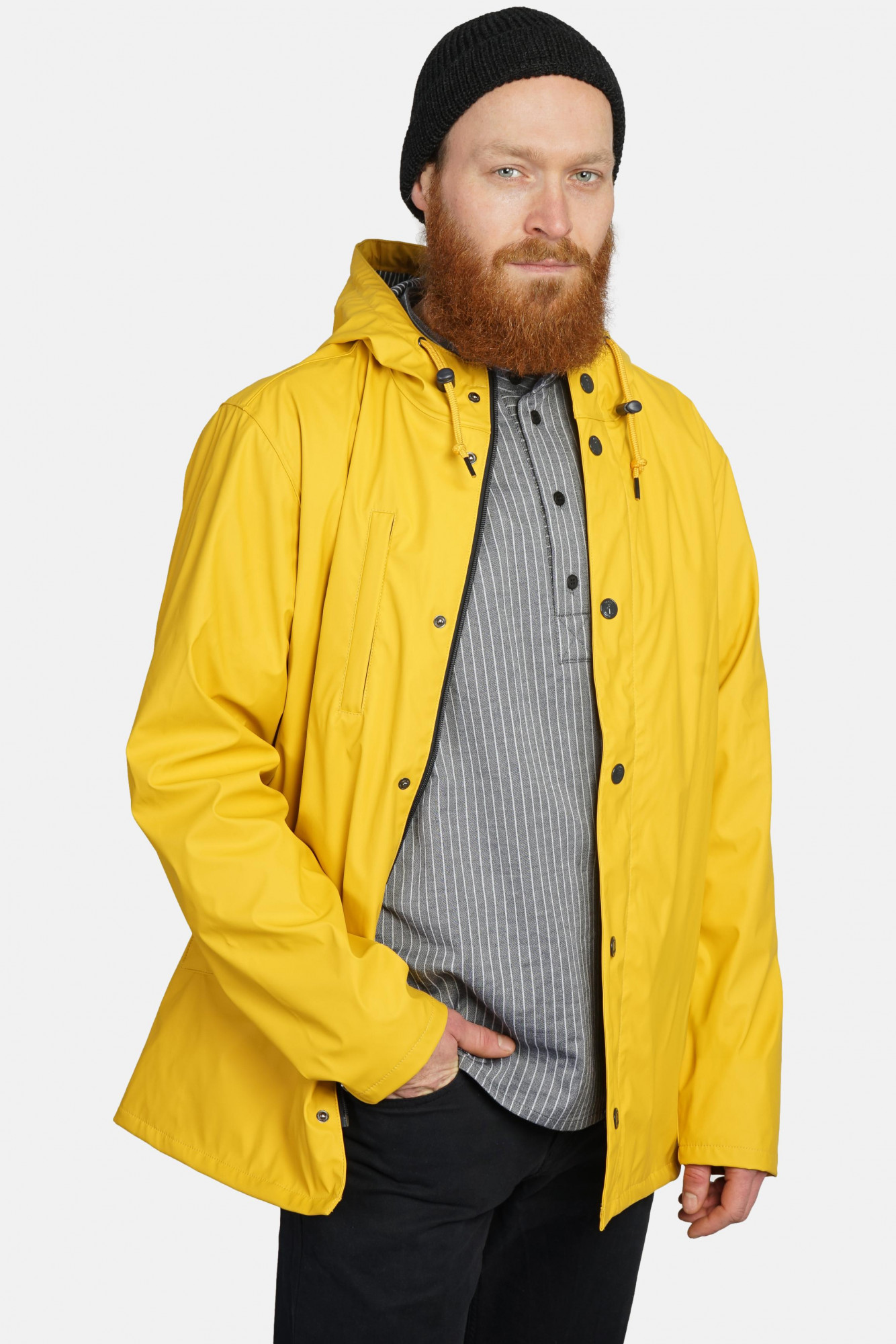 Model trägt Regenjacke Gelb Passby Fisher von derbe