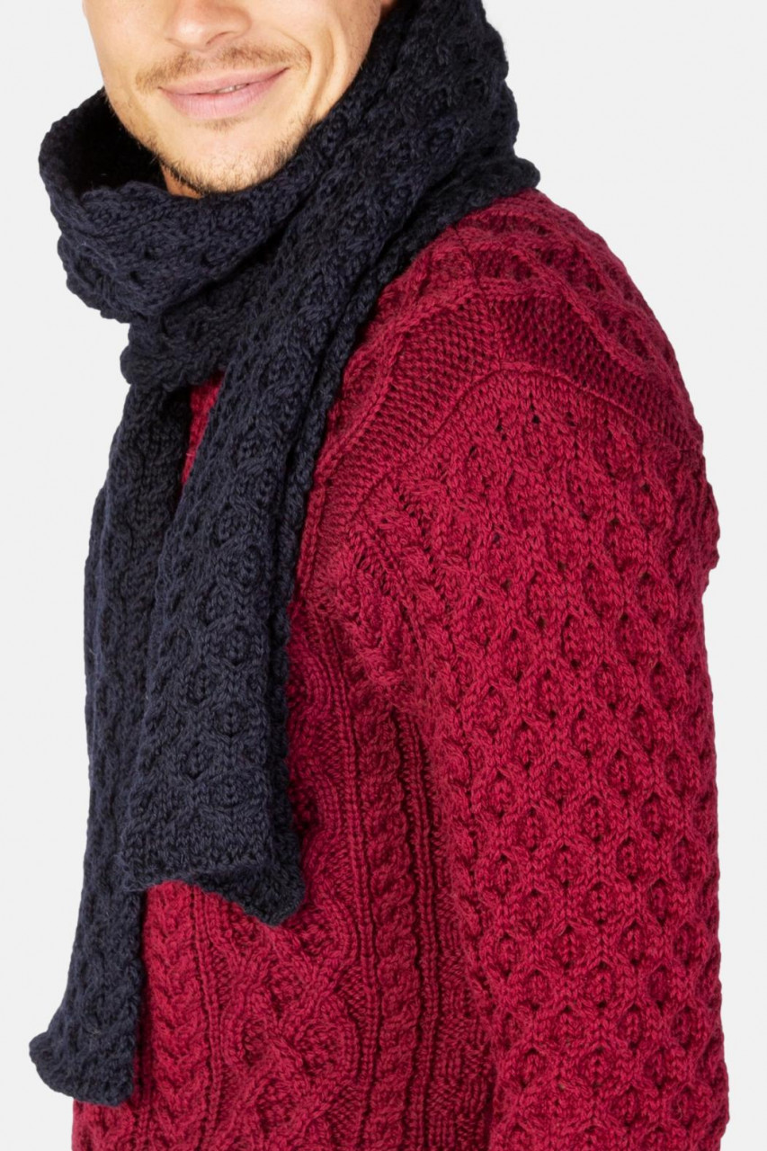 IrelandsEye Aran Schal navy dunkelblau - Model - Seite