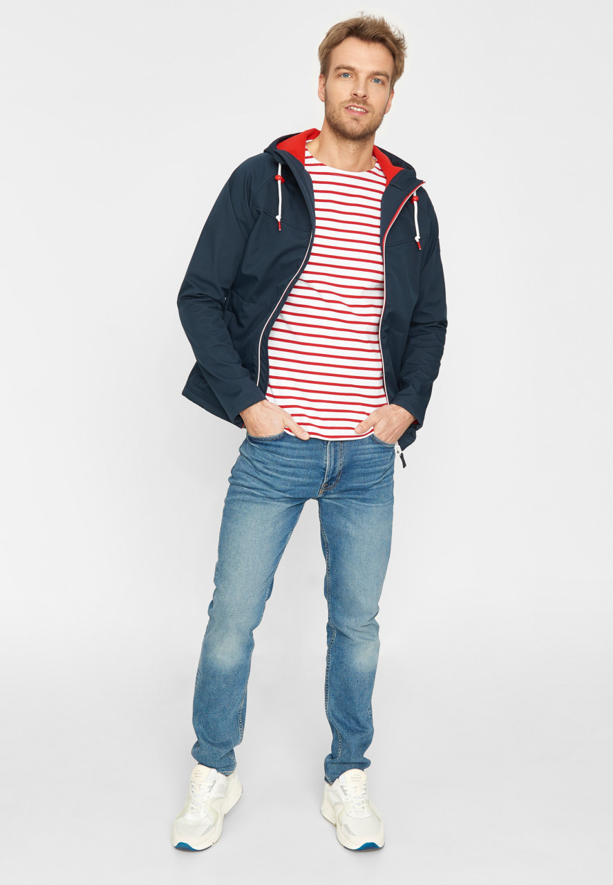 Mann trägt eine Softshell Jacke blau von derbe