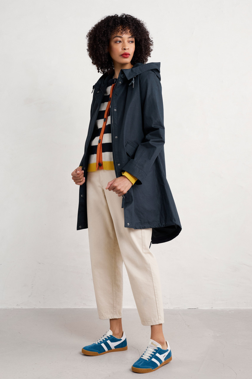 Weibliches Model trägt eine Regenjacke blau von Seasalt Cornwall - Seite