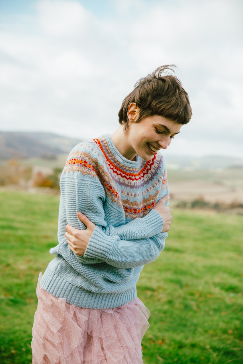Pullover blau - Weibliches Model Outdoor Mood-Bild - Seitlich