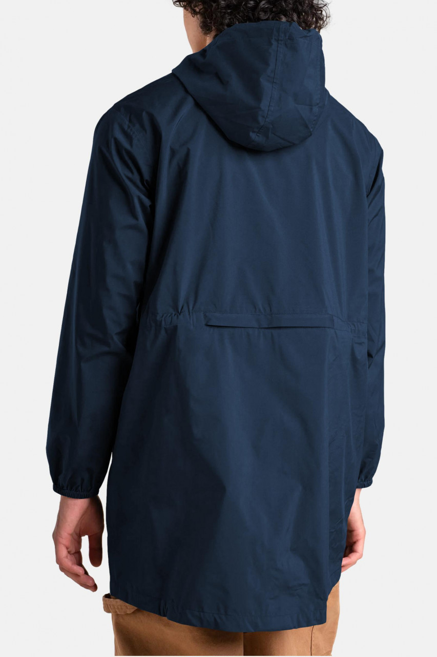 Mann trägt eine Regenjacke blau von Flotte - Rückansicht