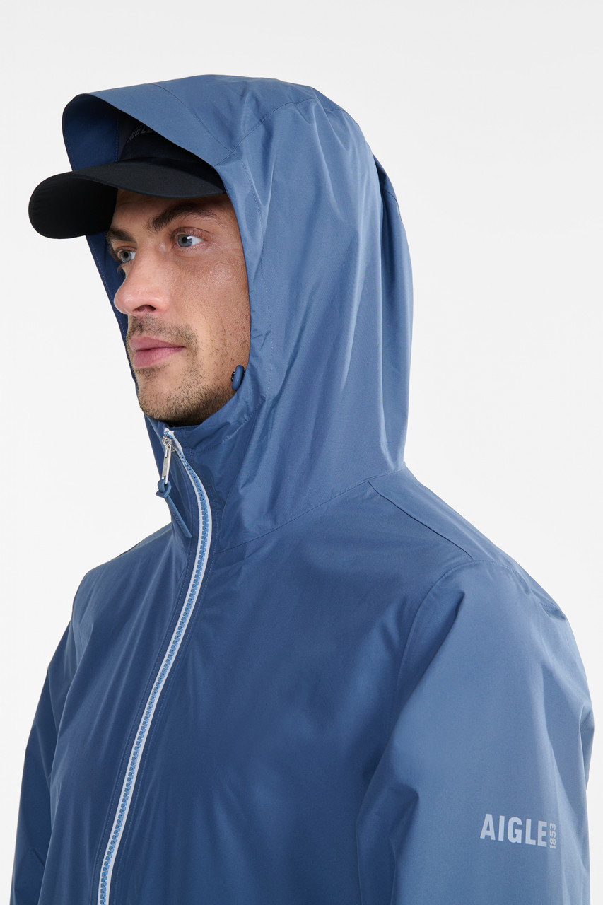 Model trägt Regenjacke blau - Seite