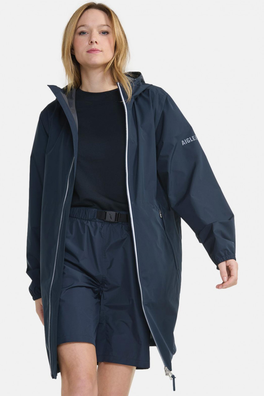Model trägt Regenjacke blau