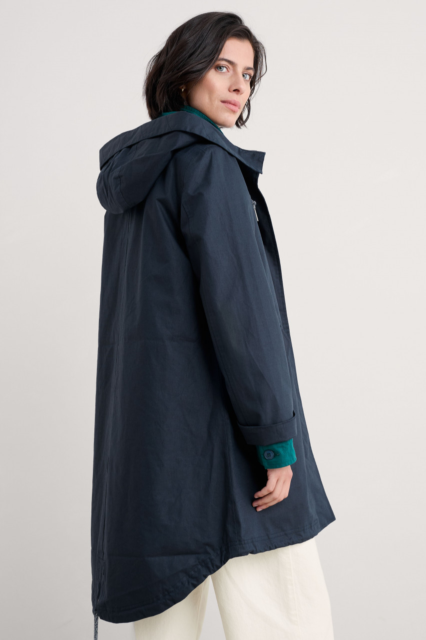 Model trägt blaue Regenjacke - Seitlich - 6