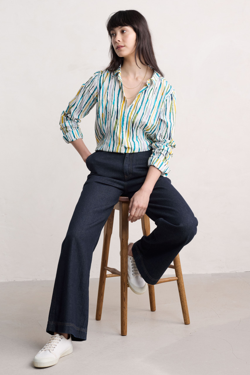 Frau trägt Bluse blau