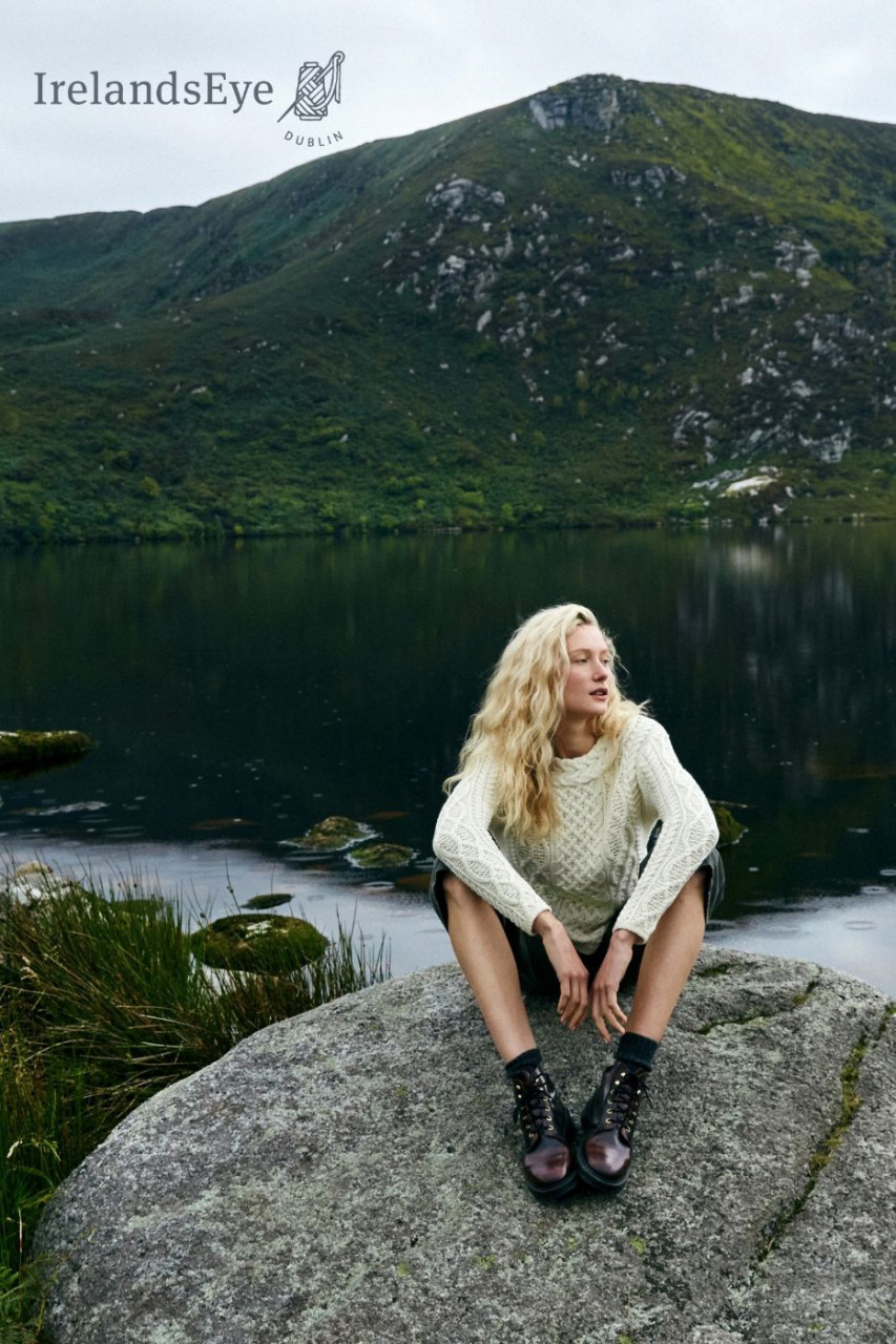 Frau trägt weißen Aran Pullover  Outdoor Mood-Bild  - 6