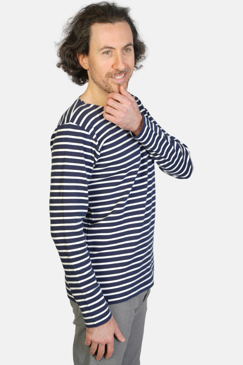 Streifenshirt marine-natur gestreift - Männliches Model - Seitlich