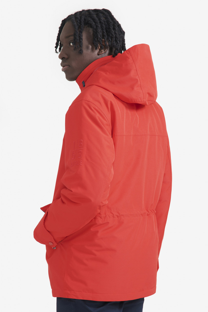 Model trägt rote Regenjacke  - Rückansicht