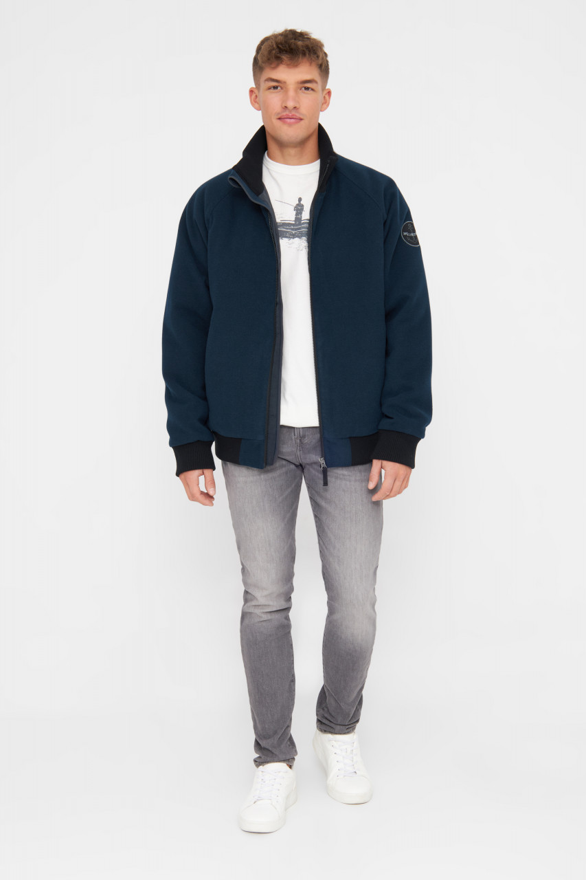 Mann trägt eine Jacke
