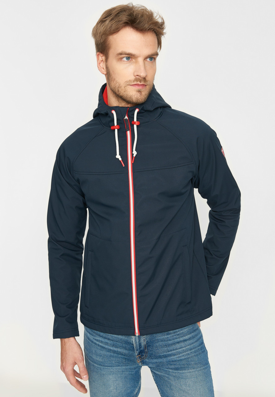 Softshell Jacke Blau Isleby von derbe - Männliches Model