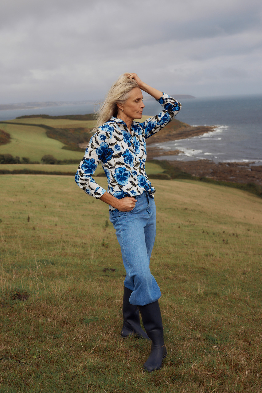 Model trägt eine weiß blaue Bluse Damen von Seasalt Cornwall  Stimmungsbild draussen   - Seitenansicht