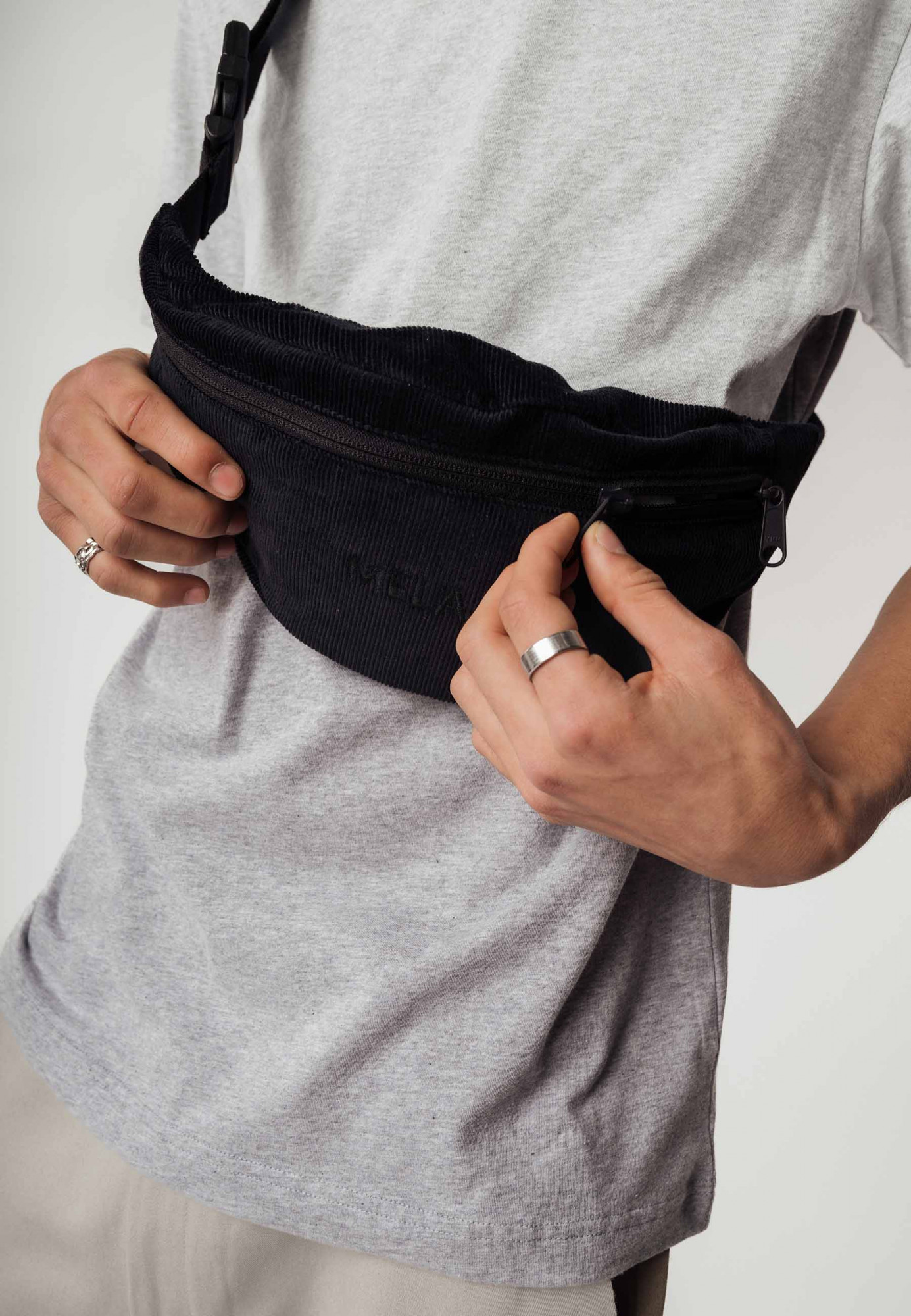 MELA Bauchtasche Bhavin Cord Schwarz