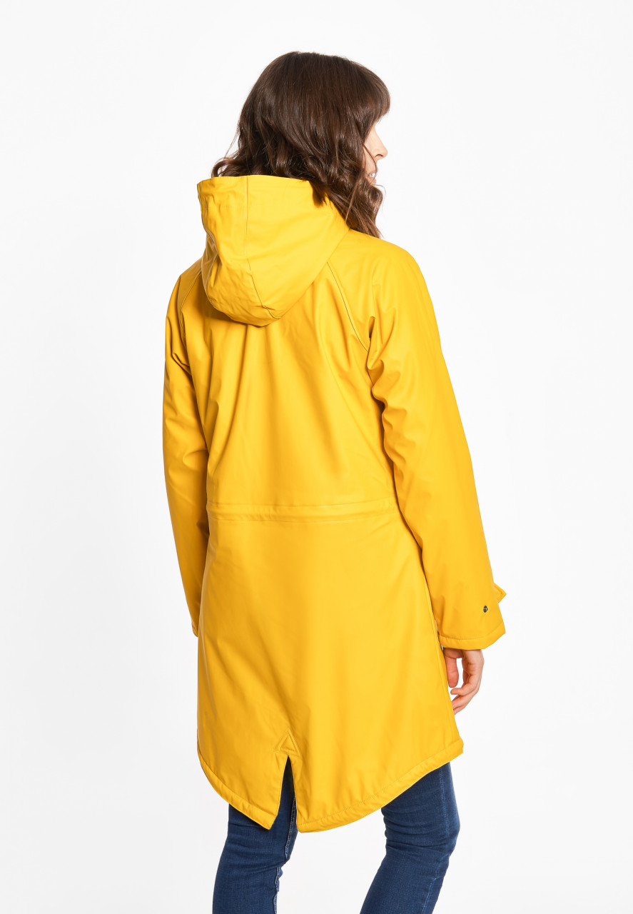 Model trägt gelben Regenjacke - Rückansicht