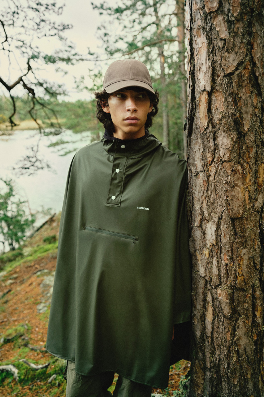 Model trägt Unisex Regenponcho  Stimmungsbild draussen   - 9