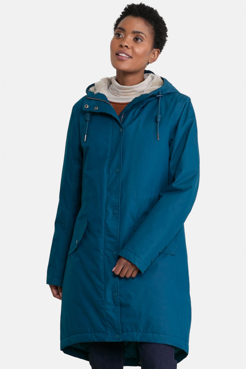Weibliches Model trägt Regenjacke Türkis Plant Hunter 2 von Seasalt Cornwall