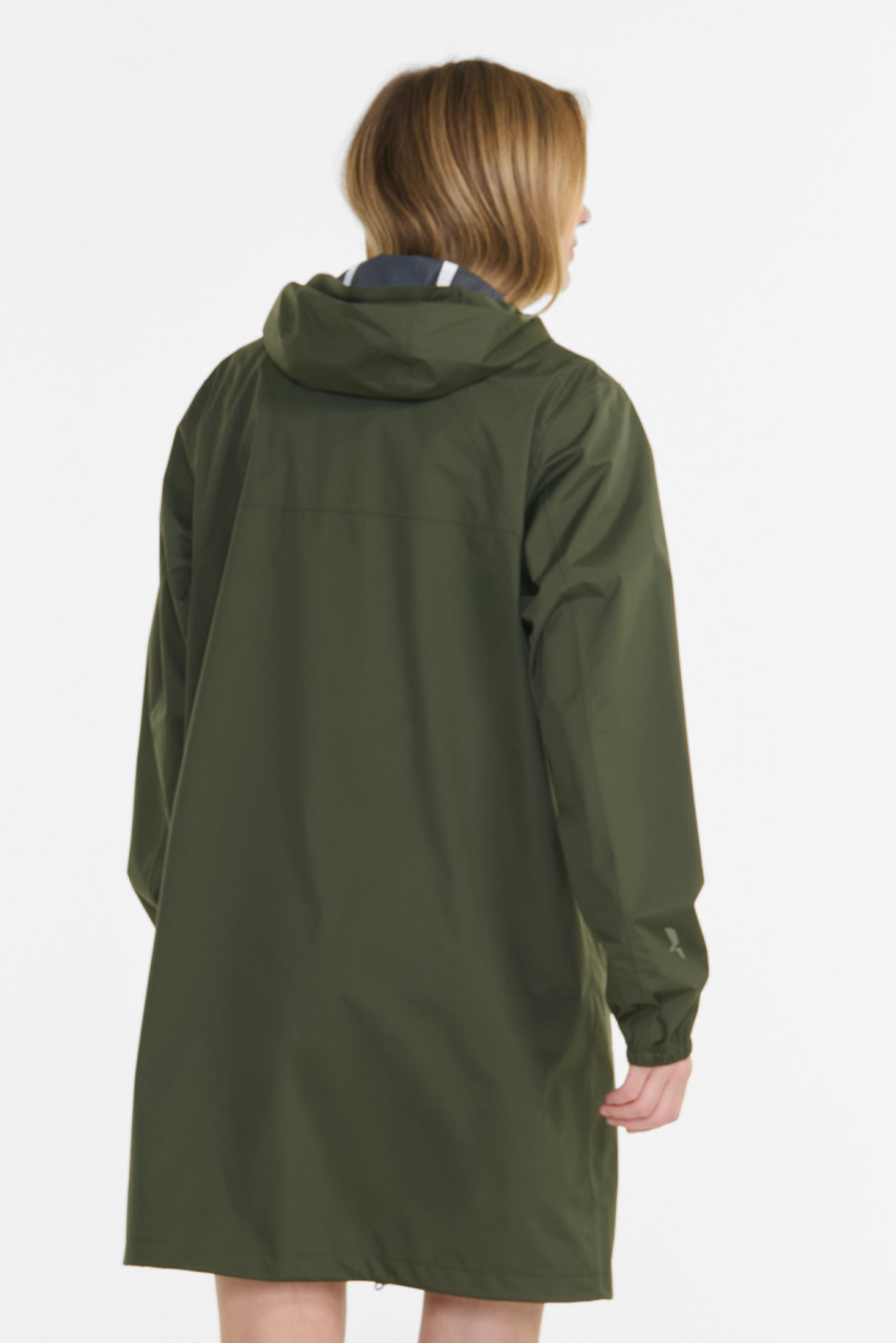 Weibliches Model trägt eine Regenjacke oliv grün von Aigle - Rückseite