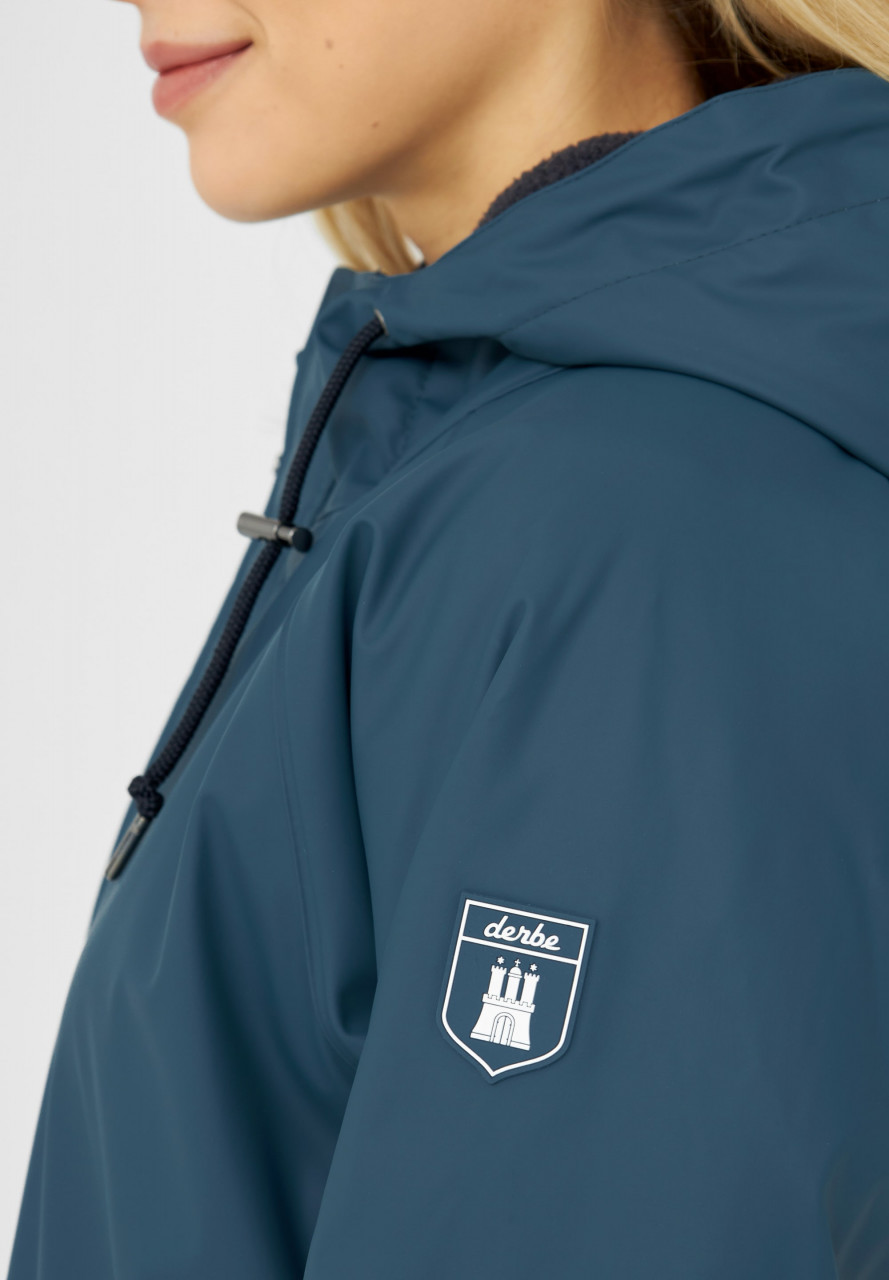 Model trägt eine Regenjacke  - Seite