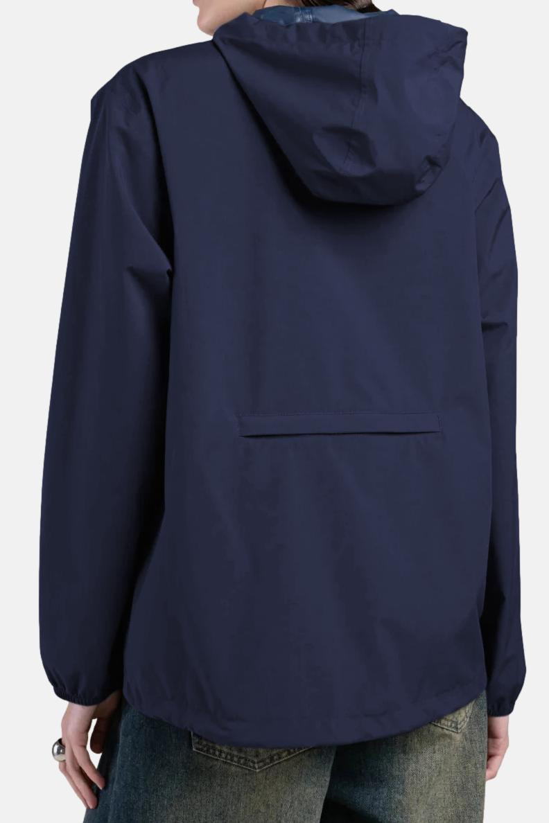 Regenjacke  - Weibliches Model - Rückansicht