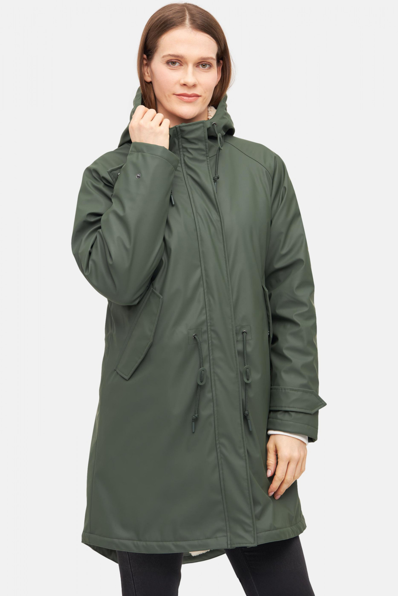 Model trägt Regenjacke Oliv Grün Friese Tidaholm von derbe