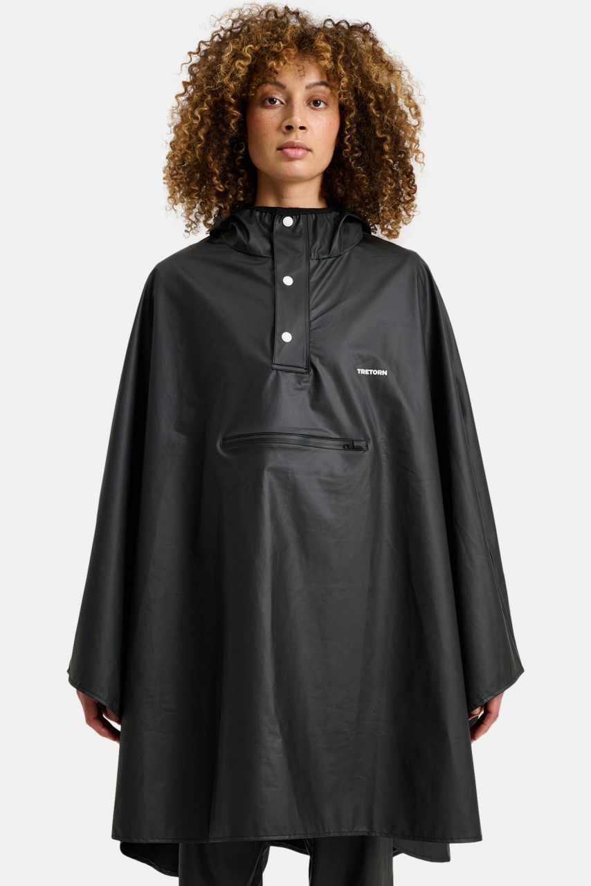 Model trägt Regenponcho schwarz