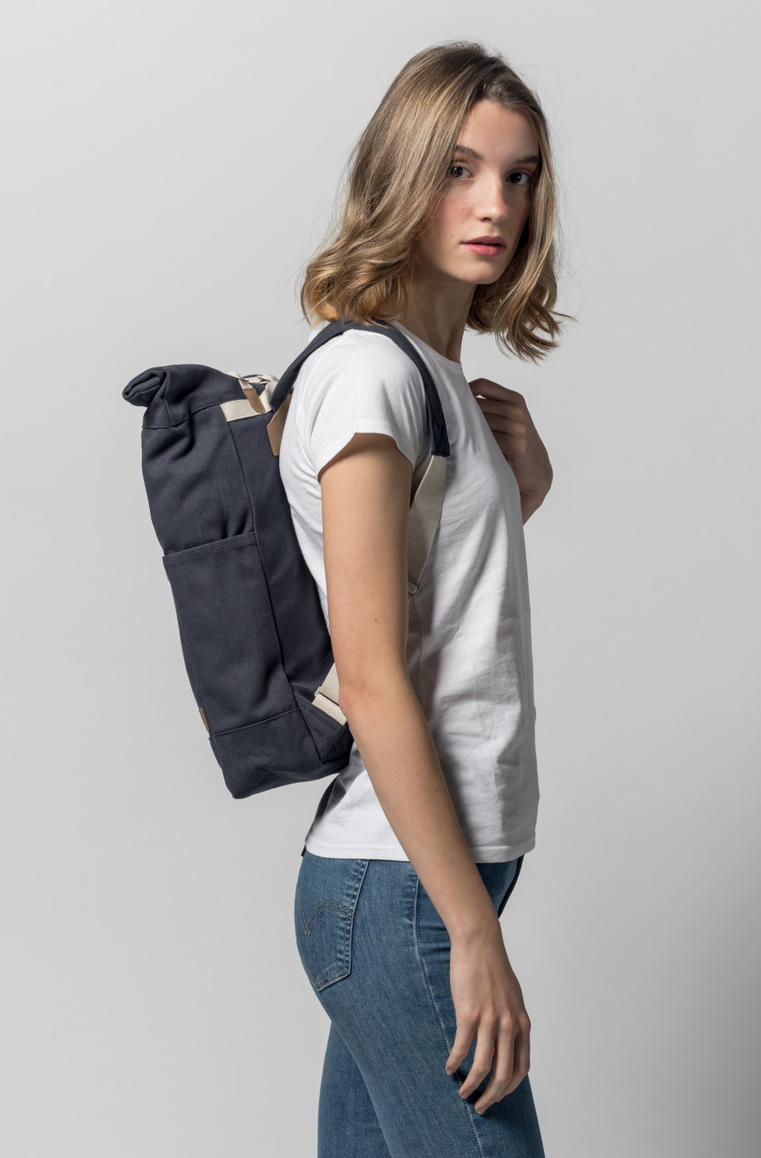 Weibliches Model trägt Rucksack blau - Seitlich