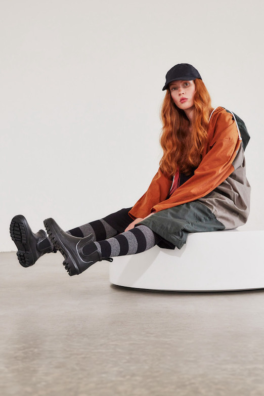Model trägt Gummistiefel schwarz  - Seitenansicht
