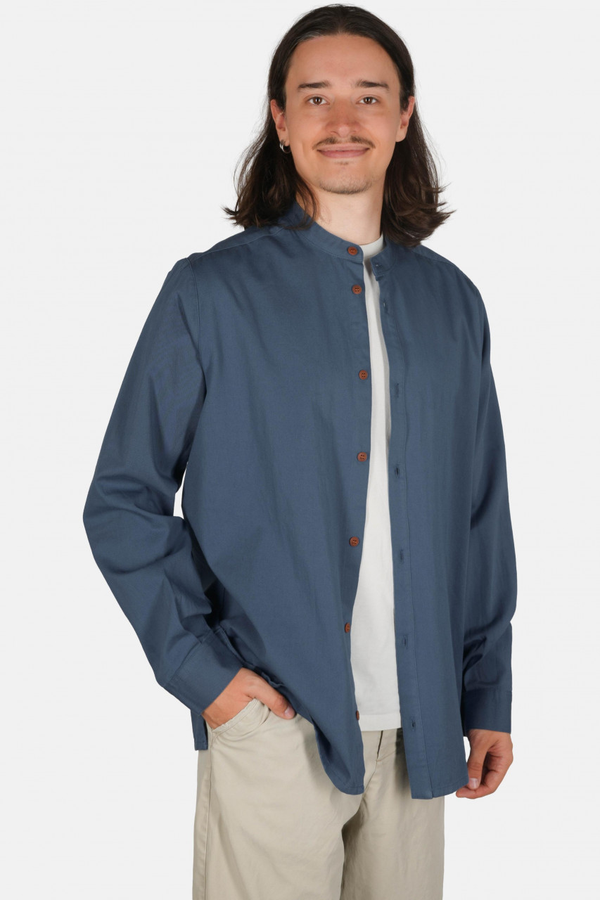 Model trägt Stehkragen-Hemd Jeans-Blau  von Hanseheld