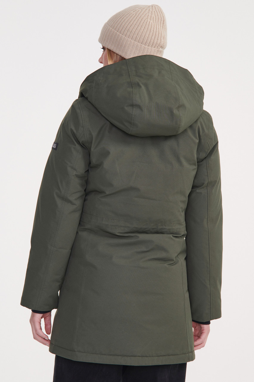 Model trägt eine oliv grüne Regenjacke Damen von Aigle - Rückansicht