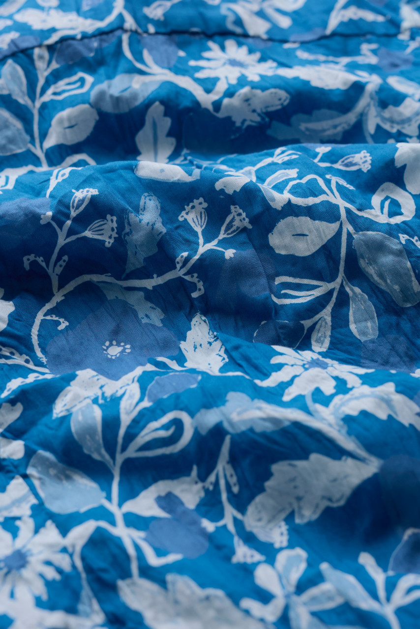 Detailbild von Bluse Larissa Shirt Blau Blumen Floral für Damen von Seasalt Cornwall