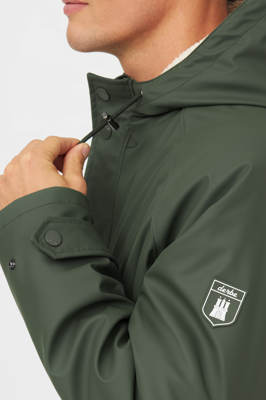 Männliches Model trägt Herren Regenjacke - Seitlich