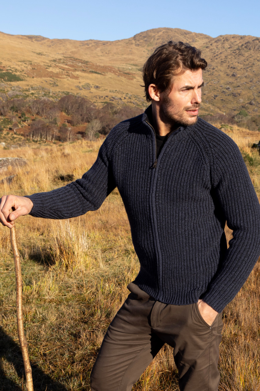 Mann trägt eine Strickjacke blau von Fisherman out of Ireland  Outdoor Mood-Bild