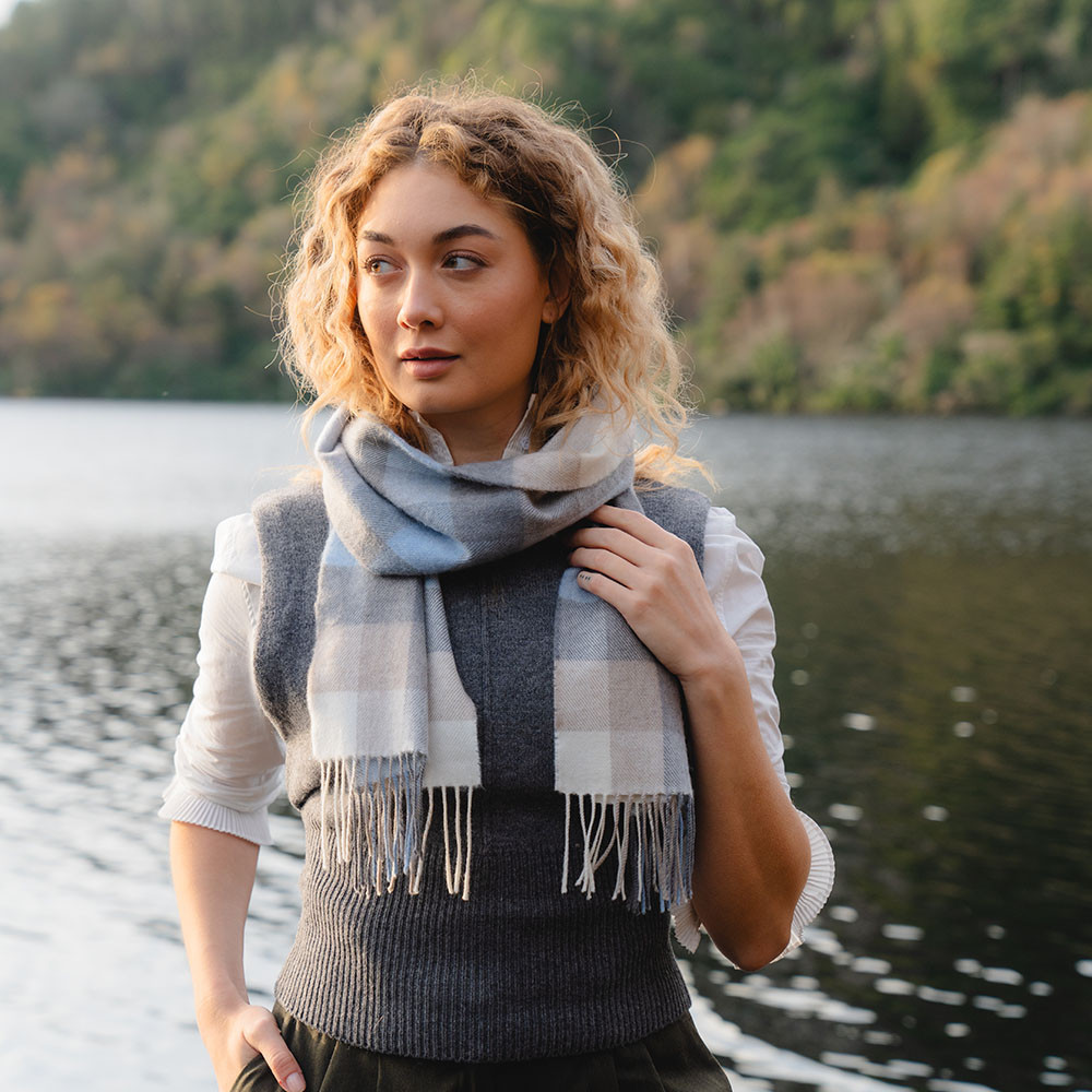 John Hanly Schal blau - Model Outdoor Mood-Bild