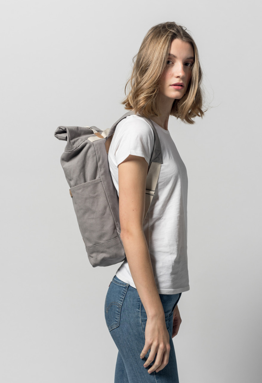 Rolltop Unisex von MELA - Model - Seitenansicht