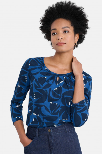 Frau trägt Shirt Blau 3/4 Appletre Top von Seasalt Cornwall