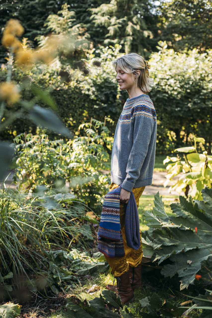 Model trägt einen Pullover Stimmungsbild draussen - Seitlich