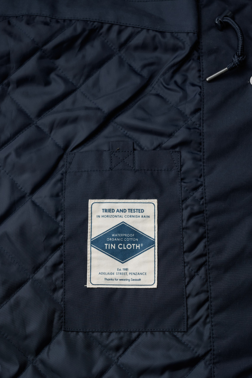 Detailbild von einer Regenjacke Dunkelblau Midnight Plant Hunter 2 der Marke Seasalt Cornwall