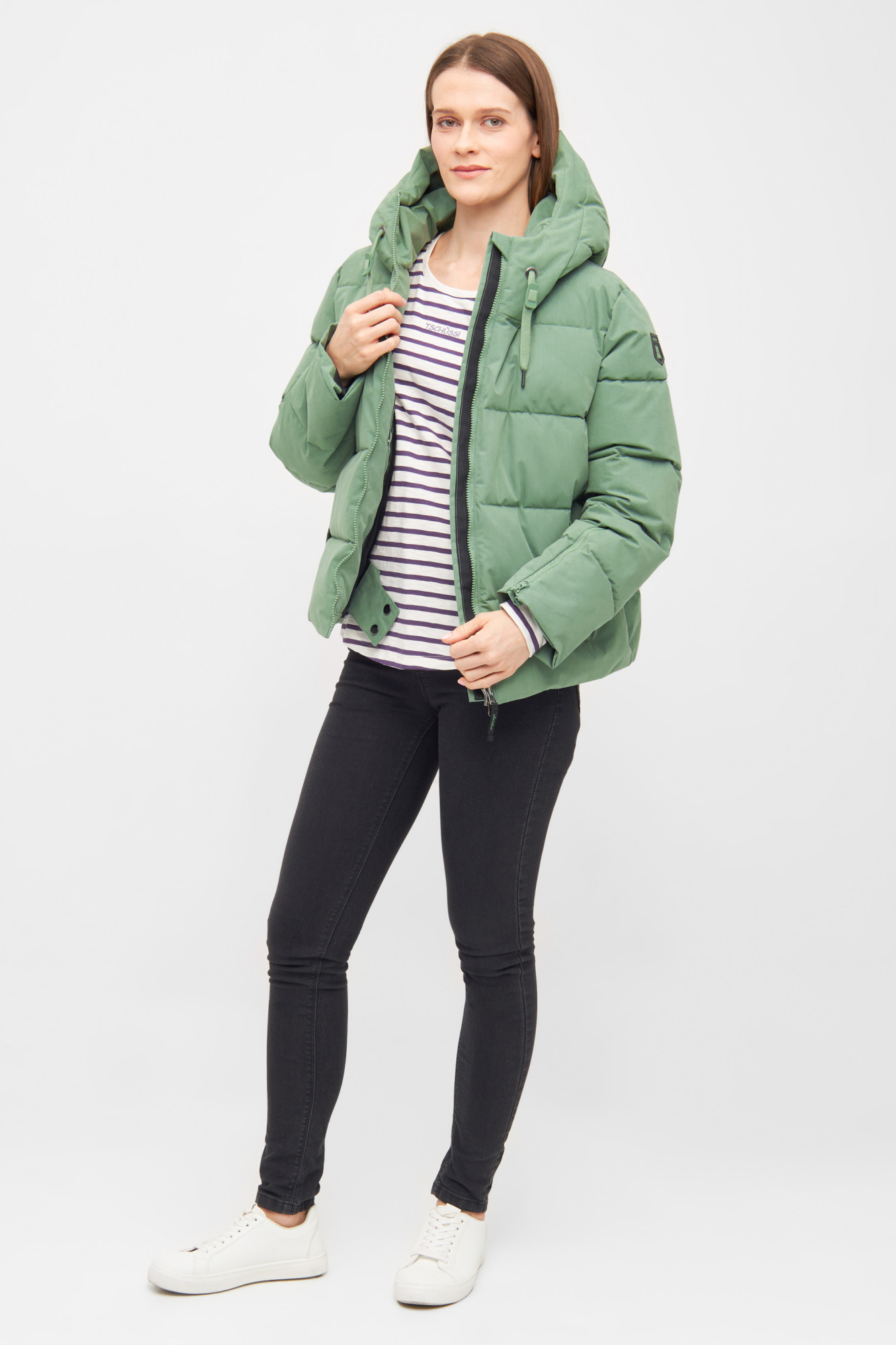 Model trägt eine Winterjacke