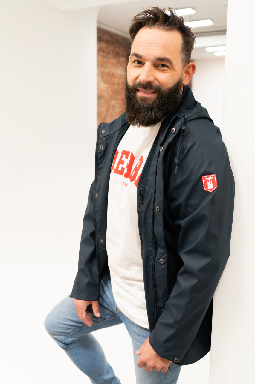 Model trägt Regenjacke blau - Seite