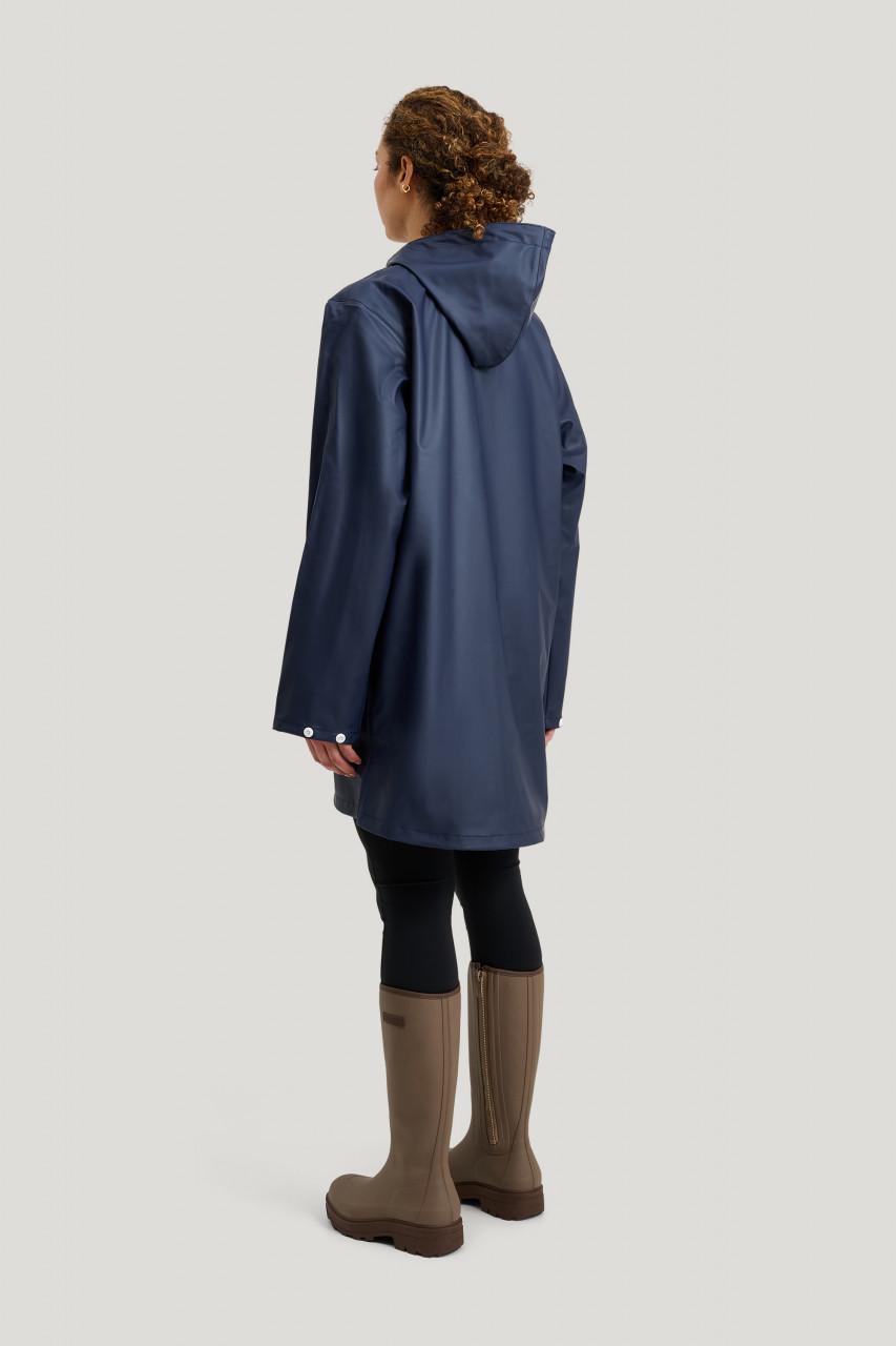 Frau trägt blaue Regenjacke  - Rückansicht  - 6