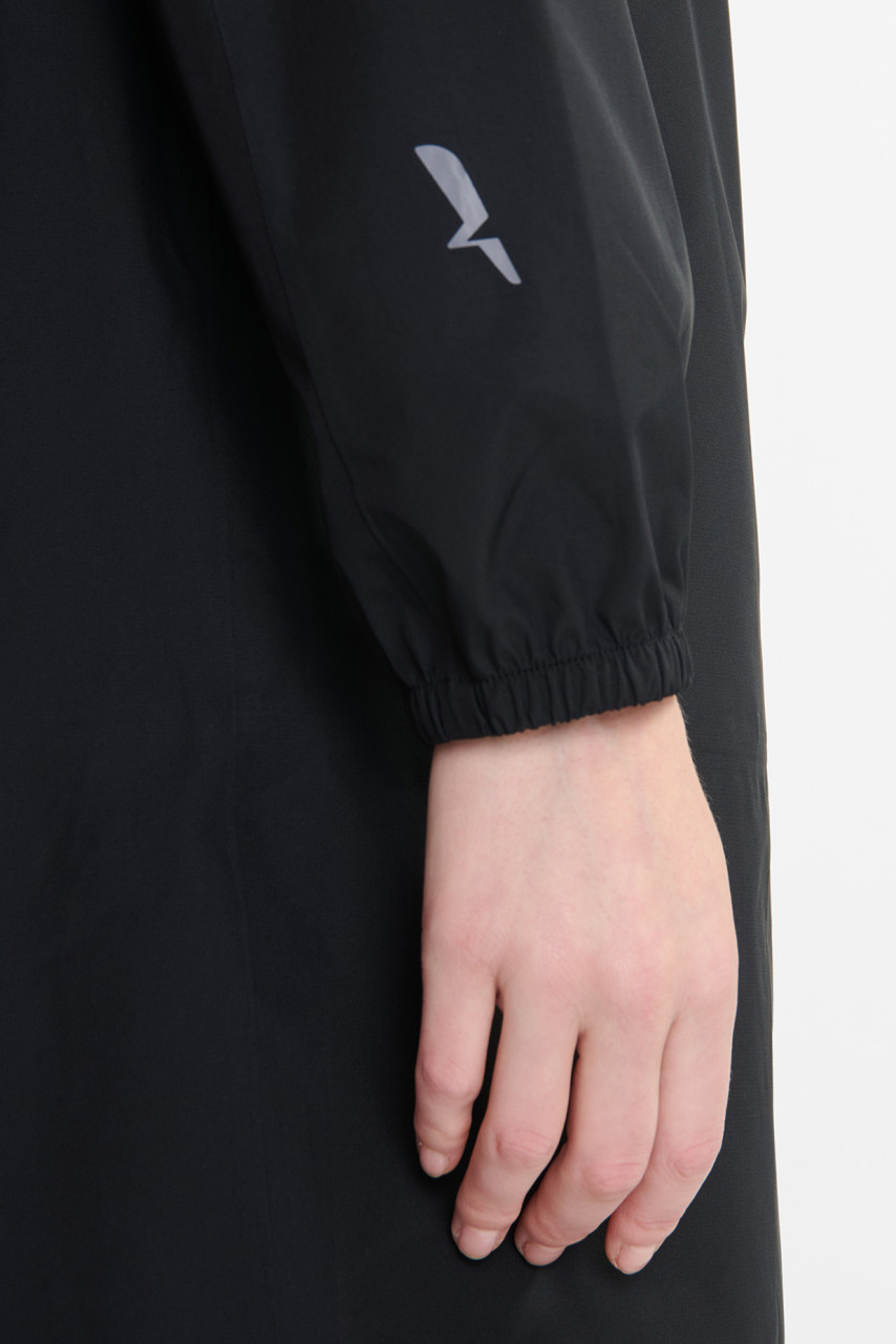 Model trägt eine Regenjacke schwarz von Aigle