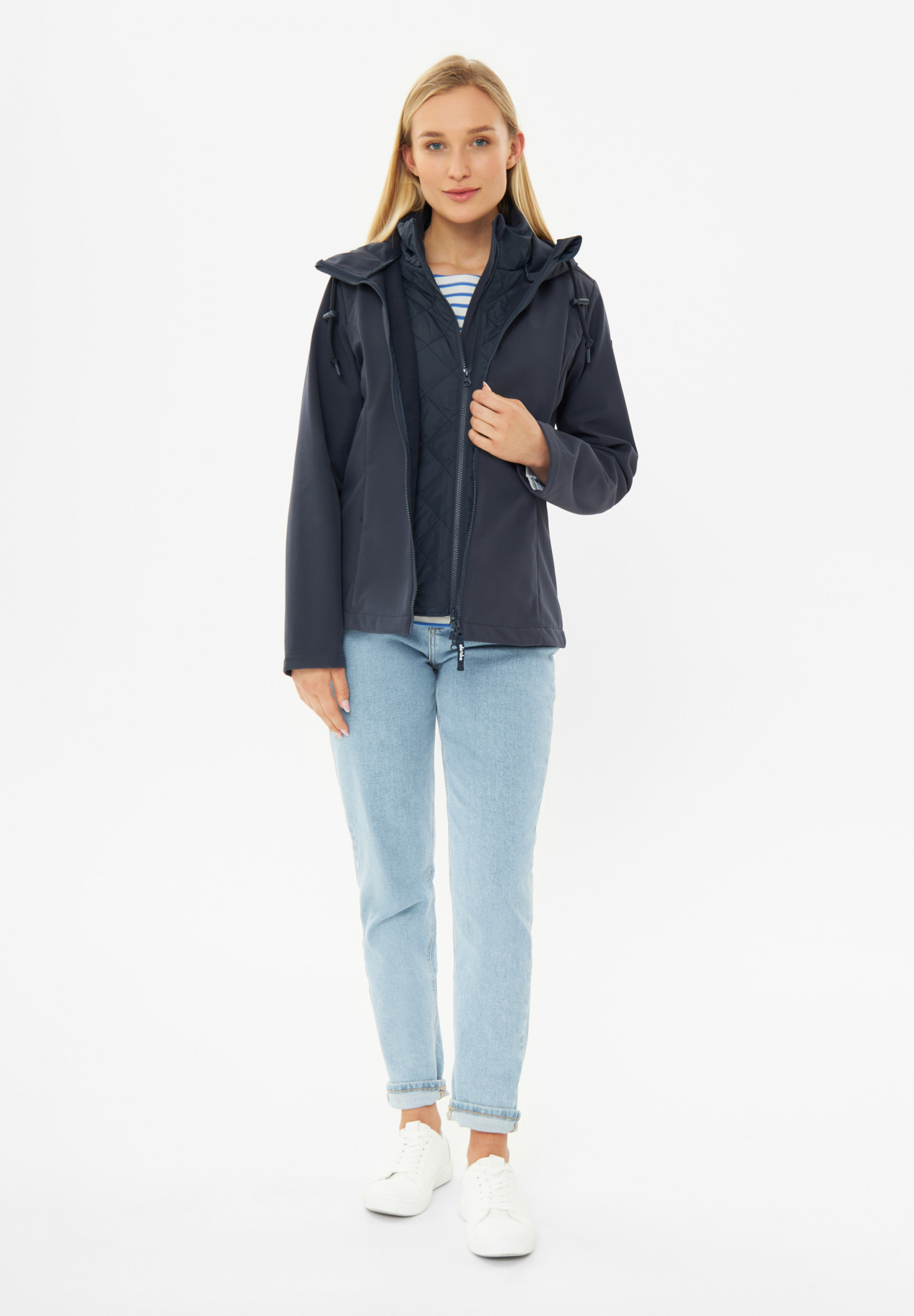 Frau trägt eine Softshelljacke blau von derbe